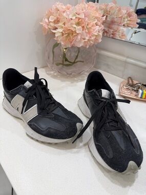 New Balance Black and Light Gray Women's Sneakers with Suede Accents